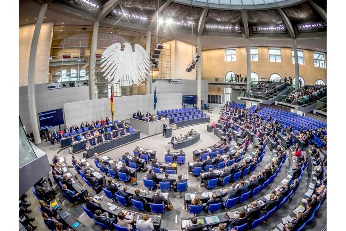 Die Übersicht zeigt den Plenarsaal während einer Sitzung des Deutschen Bundestages. Der Bundestag zählt derzeit 709 Abgeordnete, die Normgröße beträgt 598 Sitze. Foto: Michael Kappeler/dpa