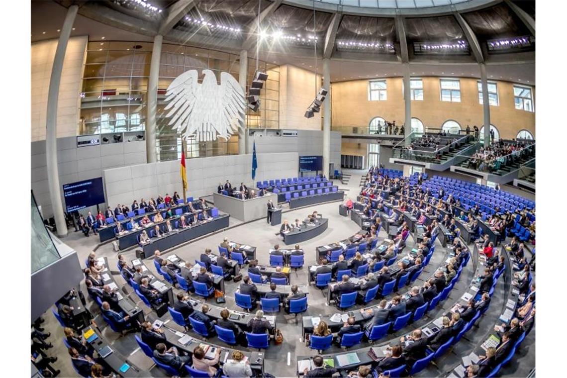 Gutachten bescheinigt Wahlrechtsreform wenig Wirkung Die Übersicht zeigt den Plenarsaal während einer Sitzung des Deutschen Bundestages. Der Bundestag zählt derzeit 709 Abgeordnete, die Normgröße beträgt 598 Sitze. Foto: Michael Kappeler/dpa