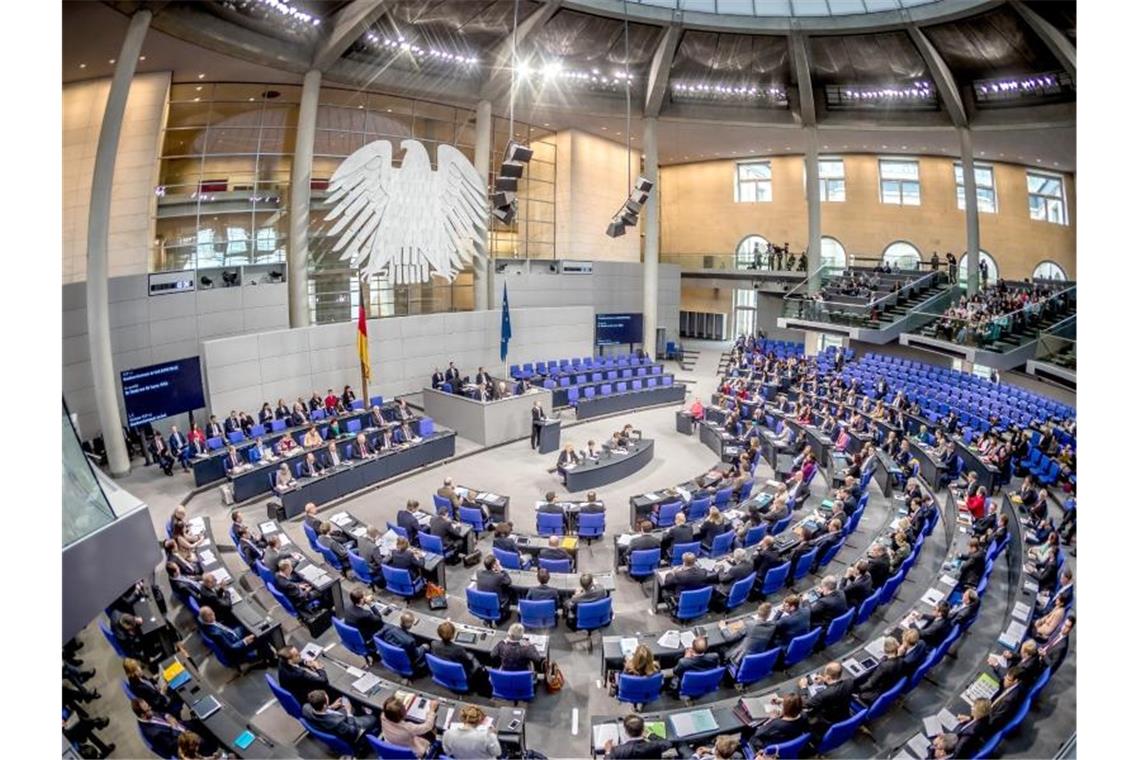 Die Übersicht zeigt den Plenarsaal während einer Sitzung des Deutschen Bundestages. Foto: Michael Kappeler/dpa