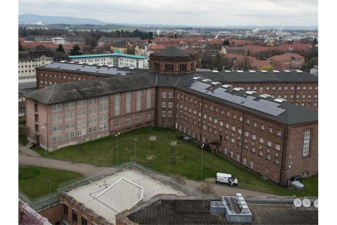 Die Übersichtsaufnahme zeigt die Justizvollzugsanstalt in Freiburg. Foto: Patrick Seeger/dpa/archivbild