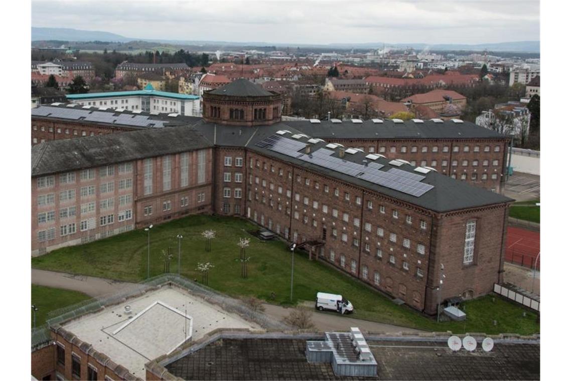 Behörden suchen europaweit nach entflohenem Häftling Die Übersichtsaufnahme zeigt die Justizvollzugsanstalt in Freiburg. Foto: Patrick Seeger/Archiv