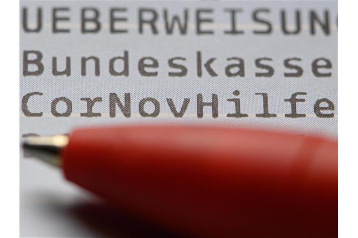 Die überwiesene Novemberhilfe als außerordentliche Wirtschaftshilfe der Bundesregierung in der Corona-Krise ist auf einem Kontoauszug eines Restaurants zu lesen. Foto: Robert Michael/dpa-Zentralbild/dpa