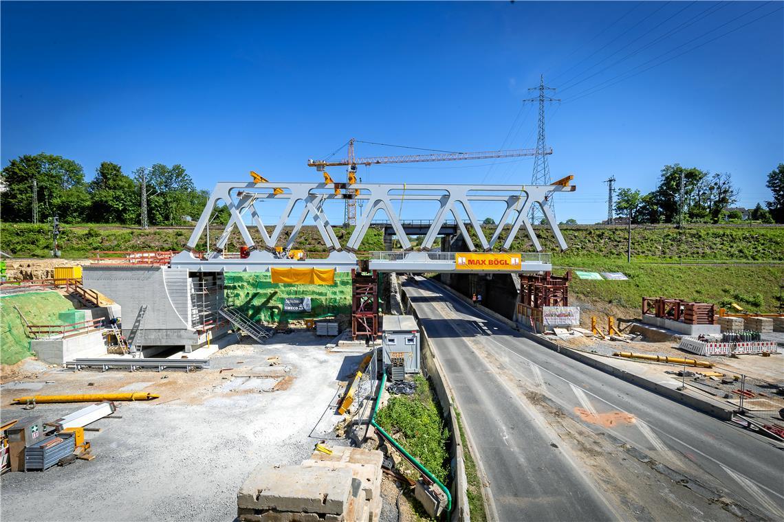 Die übrigen Fachwerkstreben sind angebracht und der Kran am Freitag abgebaut worden. Foto: Alexander Becher