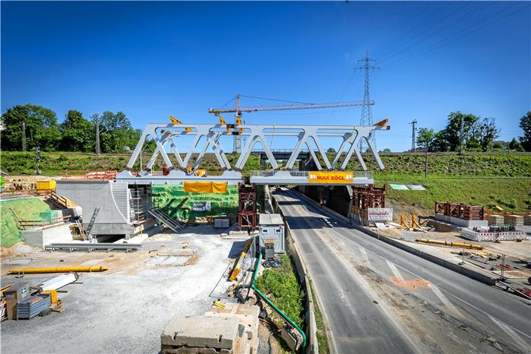 Die übrigen Fachwerkstreben sind angebracht und der Kran am Freitag abgebaut worden. Foto: Alexander Becher