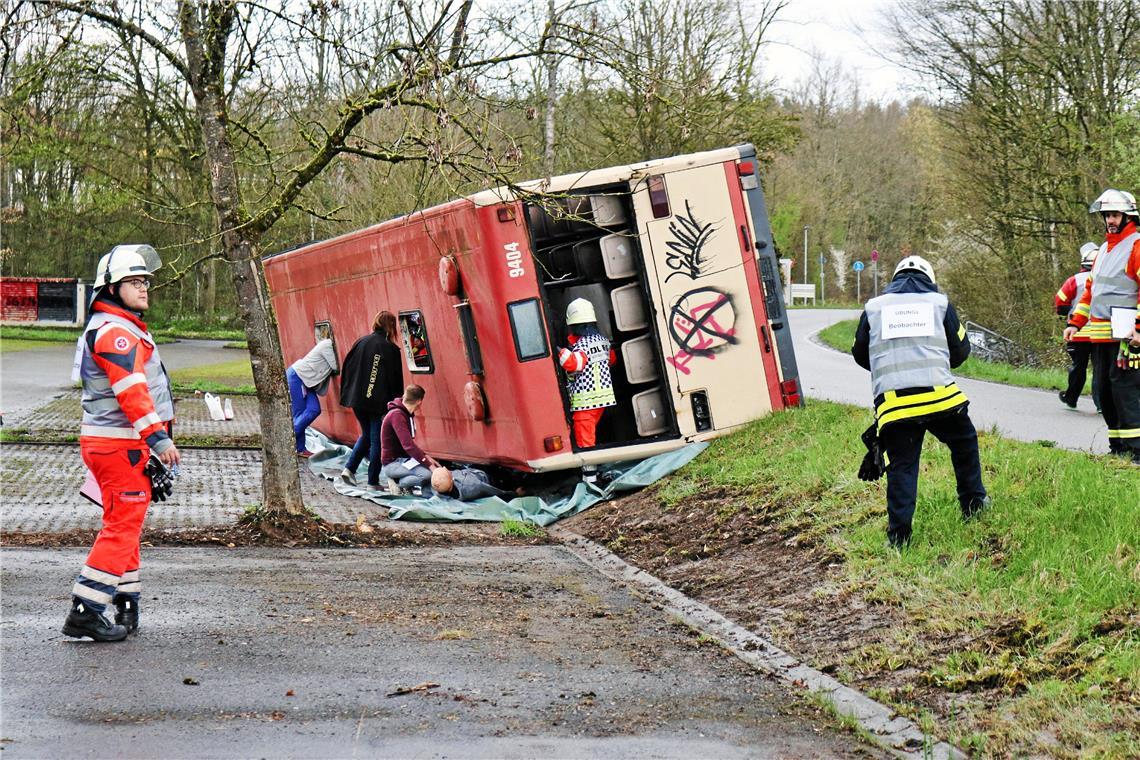 Die Übung: ein Unfall zwischen einem Bus und einem Auto. Foto: 7aktuell.de/Kevin Lermer