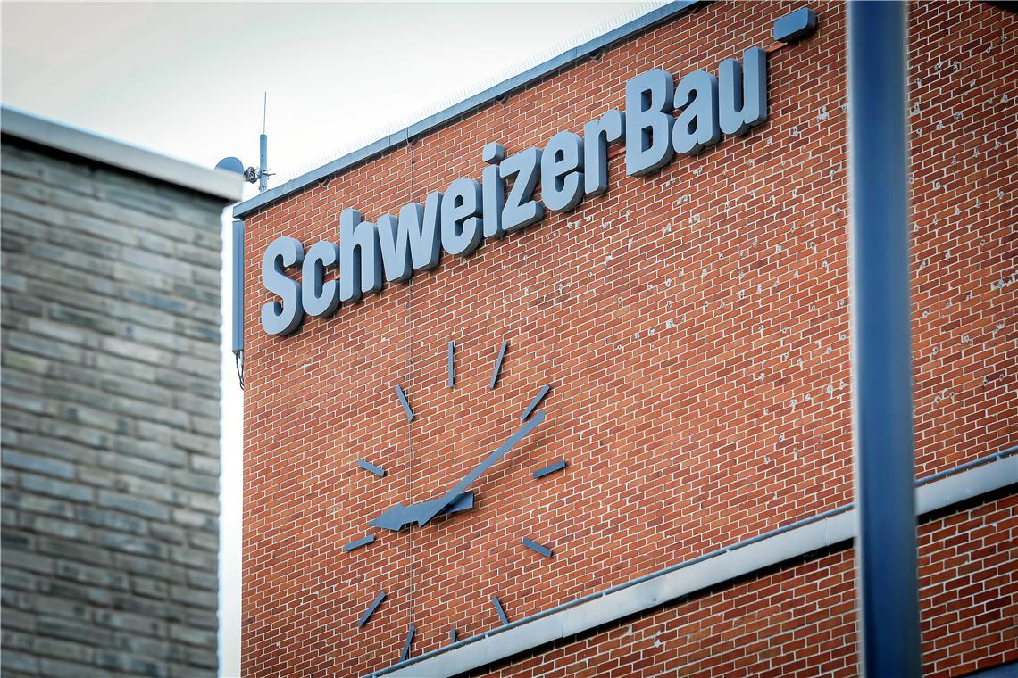 Die Uhr am Schweizerbau ist seit Monaten nicht auf der Höhe. Archivfoto: Alexander Becher