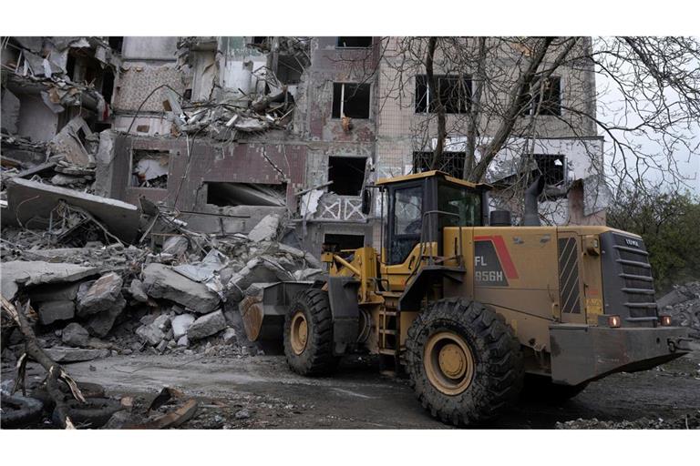 Die Ukraine beklagt auch nach dem Start einer von Moskau angekündigten dreitägigen Waffenruhe Angriffe von russischer Seite.