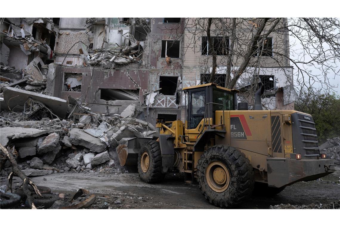 Putins Waffenruhe - Kiew und Moskau beklagen viele Verstöße Die Ukraine beklagt auch nach dem Start einer von Moskau angekündigten dreitägigen Waffenruhe Angriffe von russischer Seite.