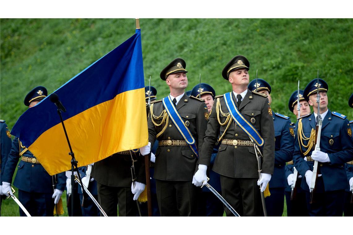 Ukraine feiert Nationalflagge - Russen rücken weiter vor Die Ukraine geht am Samstag den Tag ihrer Nationalflagge. Am Sonntag ist Unabhängigkeitstag.