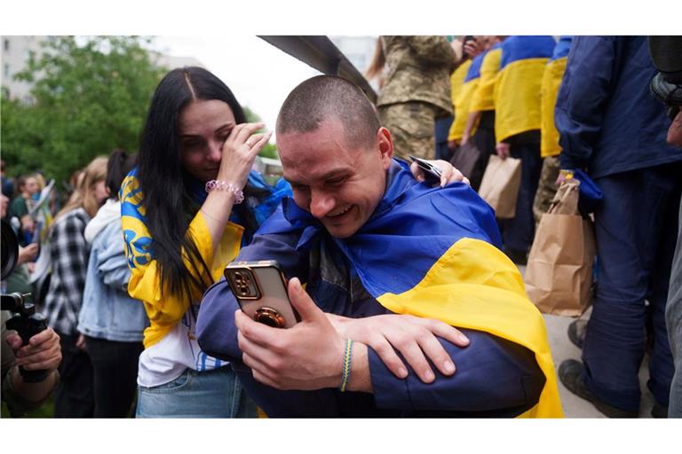 Die Ukraine hat in einer zweiten Etappe des bisher größten Austauschs von Kriegsgefangenen von Russland 307 Verteidiger zurückerhalten.