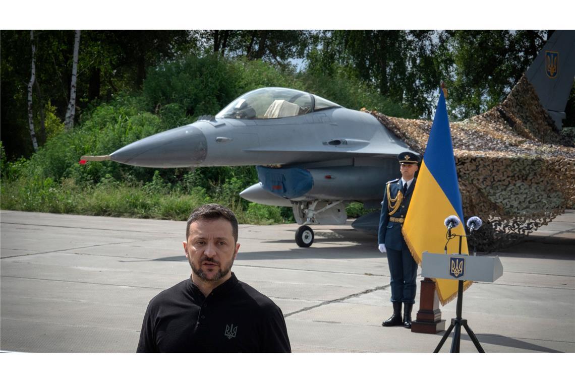 Die Ukraine hat zwar aus den USA F-16-Bomber - wie auf dem Bild zu sehen - erhalten, nutzt aber weiterhin auch sowjetische Kampfbomber wie die Su-24 zur Abwehr russischer Attacken. (Symbolbild/Archiv)