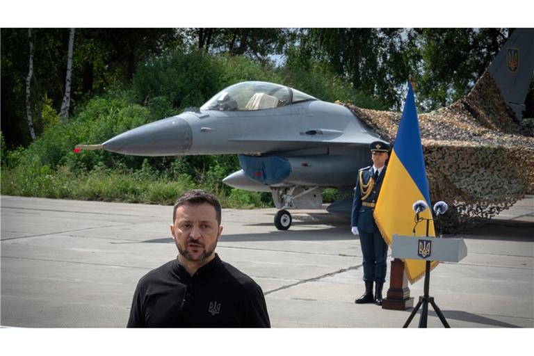 Die Ukraine hat zwar aus den USA F-16-Bomber - wie auf dem Bild zu sehen - erhalten, nutzt aber weiterhin auch sowjetische Kampfbomber wie die Su-24 zur Abwehr russischer Attacken. (Symbolbild/Archiv)