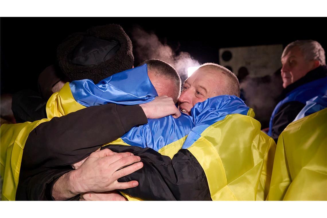 Die Ukraine und Russland haben nach mehreren Monaten Pause wieder Gefangene ausgetauscht. Ukrainische Kriegsgefangene können ihr Glück kaum fassen.