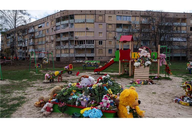 Die Ukraine will den Mord an neun Kindern und Jugendlichen nach einem russischen Raketenschlag vor den UN-Sicherheitsrat bringen.