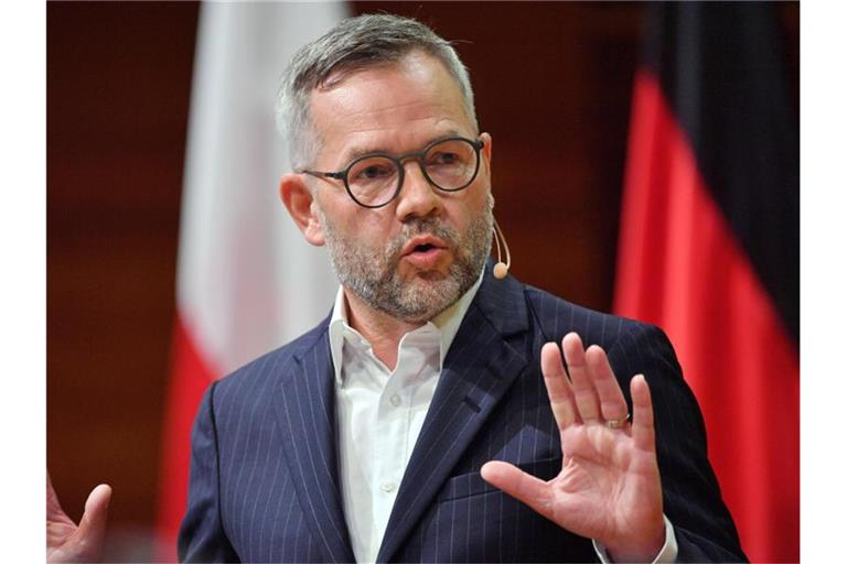 „Die Ukraine will jetzt ganz schnell zur EU gehören, das wird nicht funktionieren“, warnt SPD-Außenpolitiker Michael Roth. Foto: Martin Schutt/dpa-Zentralbild/dpa