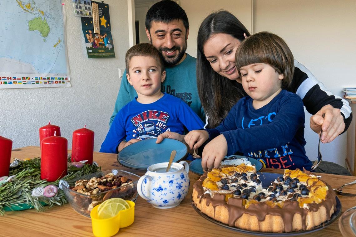 Ukrainer in Kirchberg: Weihnachten in der Fremde Die Ukrainer Katerina Pachikova und Emil Pachikov feierten nun mit ihren beiden Kindern das erste Mal fernab ihrer Heimat im Schwabenland Weihnachten. Foto: Alexander Becher