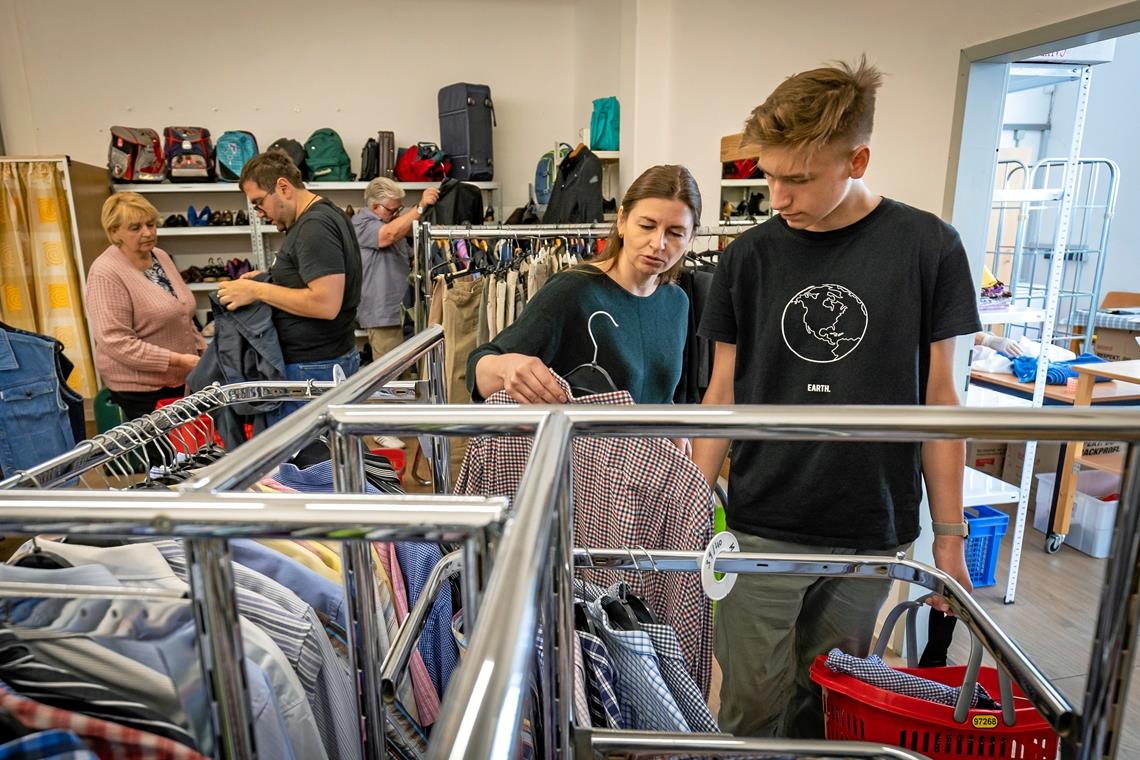 Kostenlose Klamotten für Geflüchtete Die Ukrainerin Valentyna Luba (vorne links) stöbert mit ihrem Sohn Nazar (rechts) in der Kleiderhalle Backnang. Fotos: Alexander Becher
