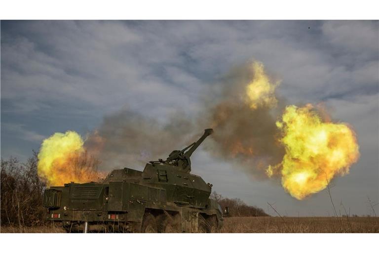 Die ukrainische 152-mm-Panzerhaubitze Dana feuert auf russische Stellungen in der Region Donezk.