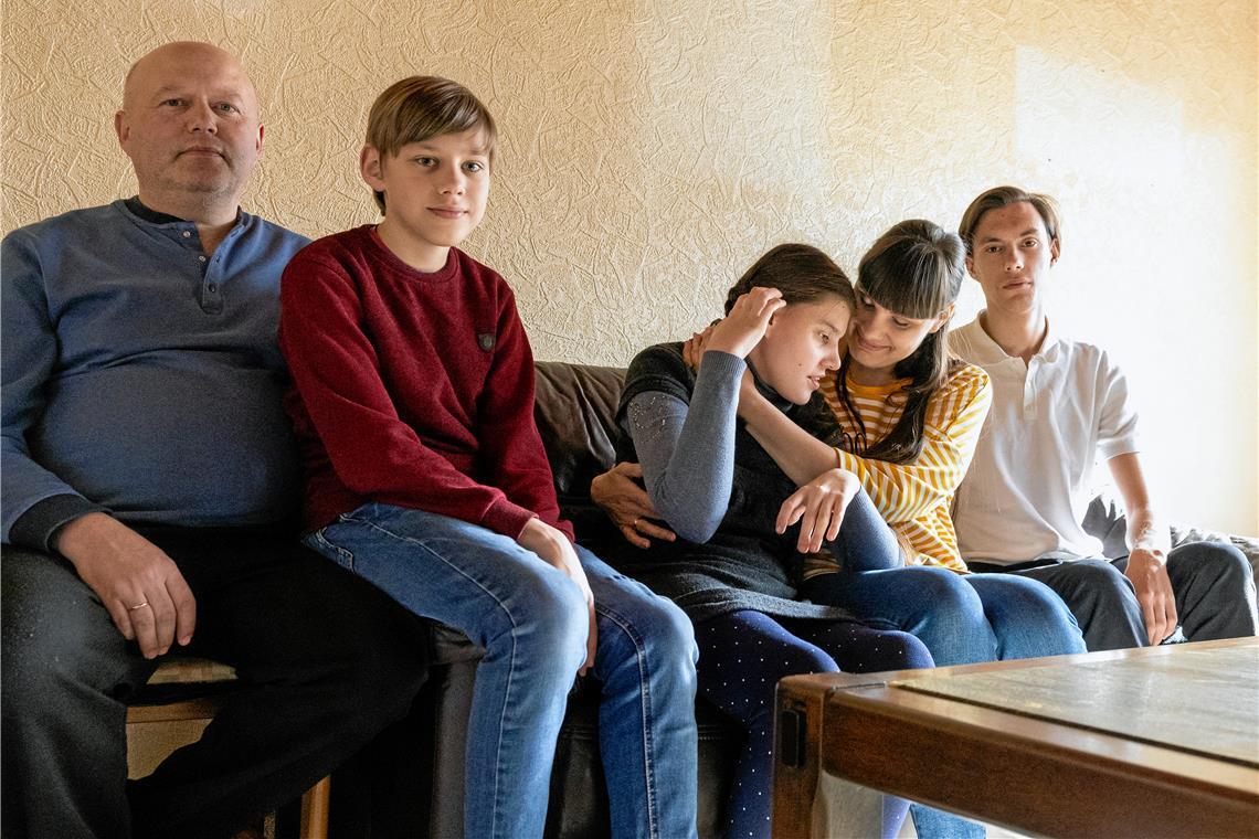 Ukrainische Familie mit behinderter Tochter findet in Auenwald Zuflucht Die ukrainische Familie Medynski ist im Herbst 2023 nach Deutschland geflohen. Die Mehrfachbehinderung von Tochter Nastya (Mitte) bringt beim Ankommen im fremden Land einige Herausforderungen mit sich. Foto: Alexander Becher