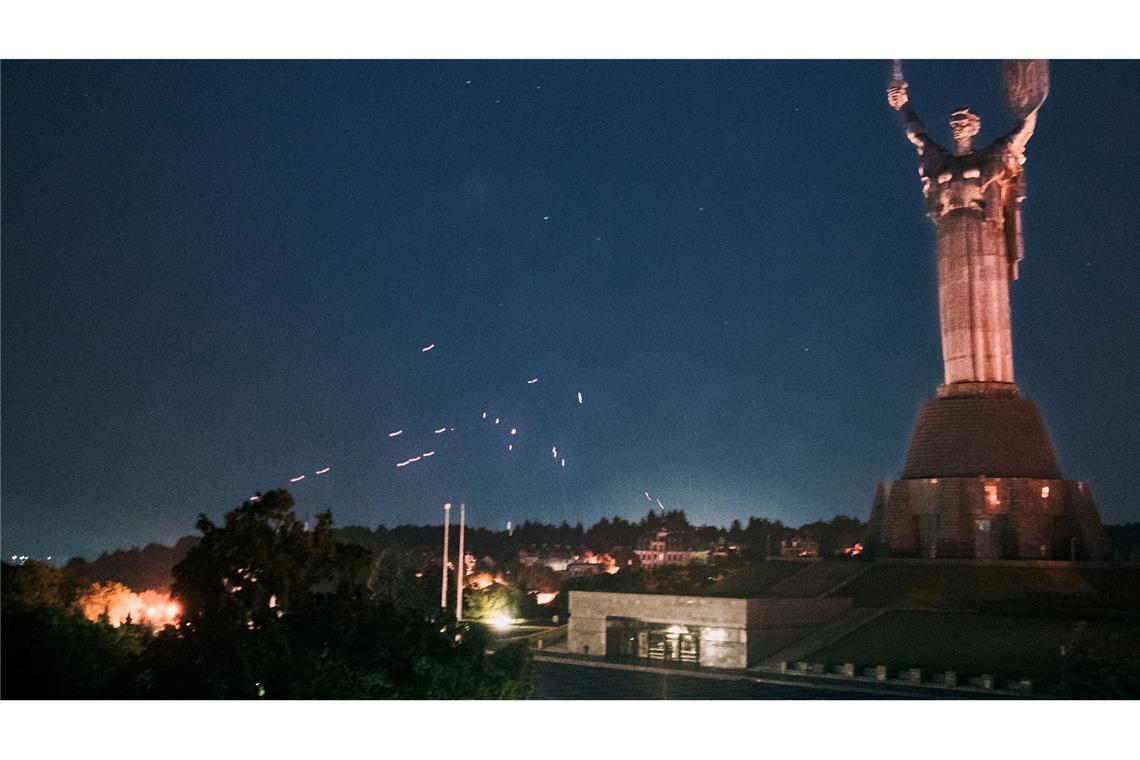 Die ukrainische Flugabwehr nimmt russische Drohnen am Himmel über Kiew unter Beschuss.