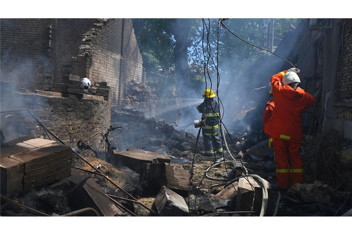 Selenskyj: Mehr als 300 Luftangriffe auf Ukraine