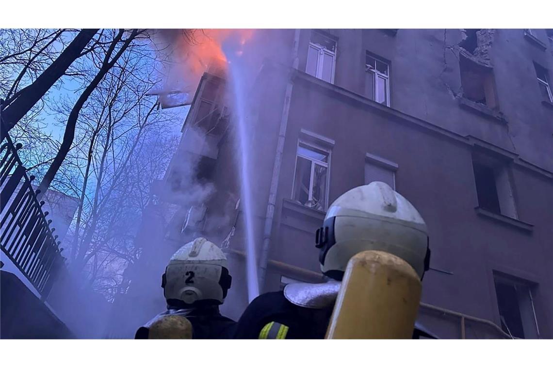 Tote und Verletzte nach russischem Drohnenangriff auf Kiew Die ukrainische Hauptstadt verzeichnet nach einem russischen Drohnenangriff Tote und Verletzte.