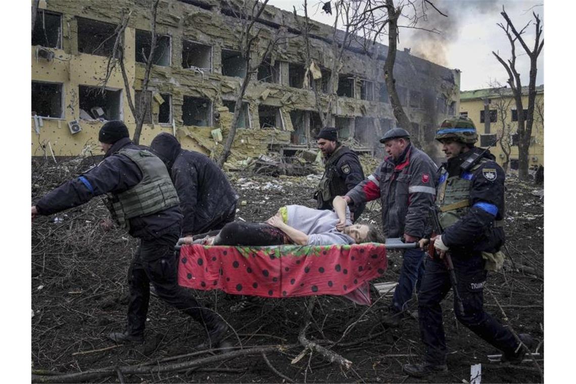 Vize-Bürgermeister: Drei Tote bei Angriff auf Geburtsklinik Die ukrainische Seite geht von mehreren Geschossen oder Bomben aus, die im Hof des Klinikkomplexes einschlugen. Foto: Evgeniy Maloletka/AP/dpa
