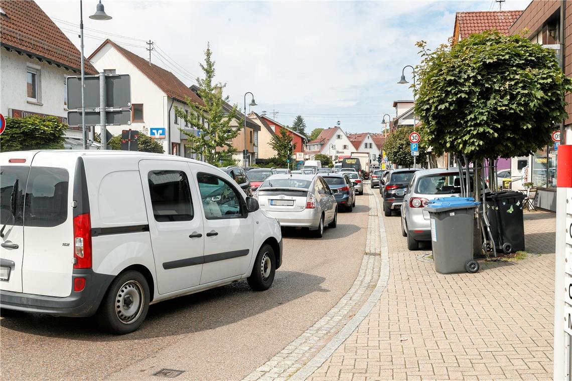 Blechlawinen schieben sich durch Aspach Die Umleitungsstrecke durch Großaspach wurde am Dienstag stark in Anspruch genommen. Foto: J. Fiedler