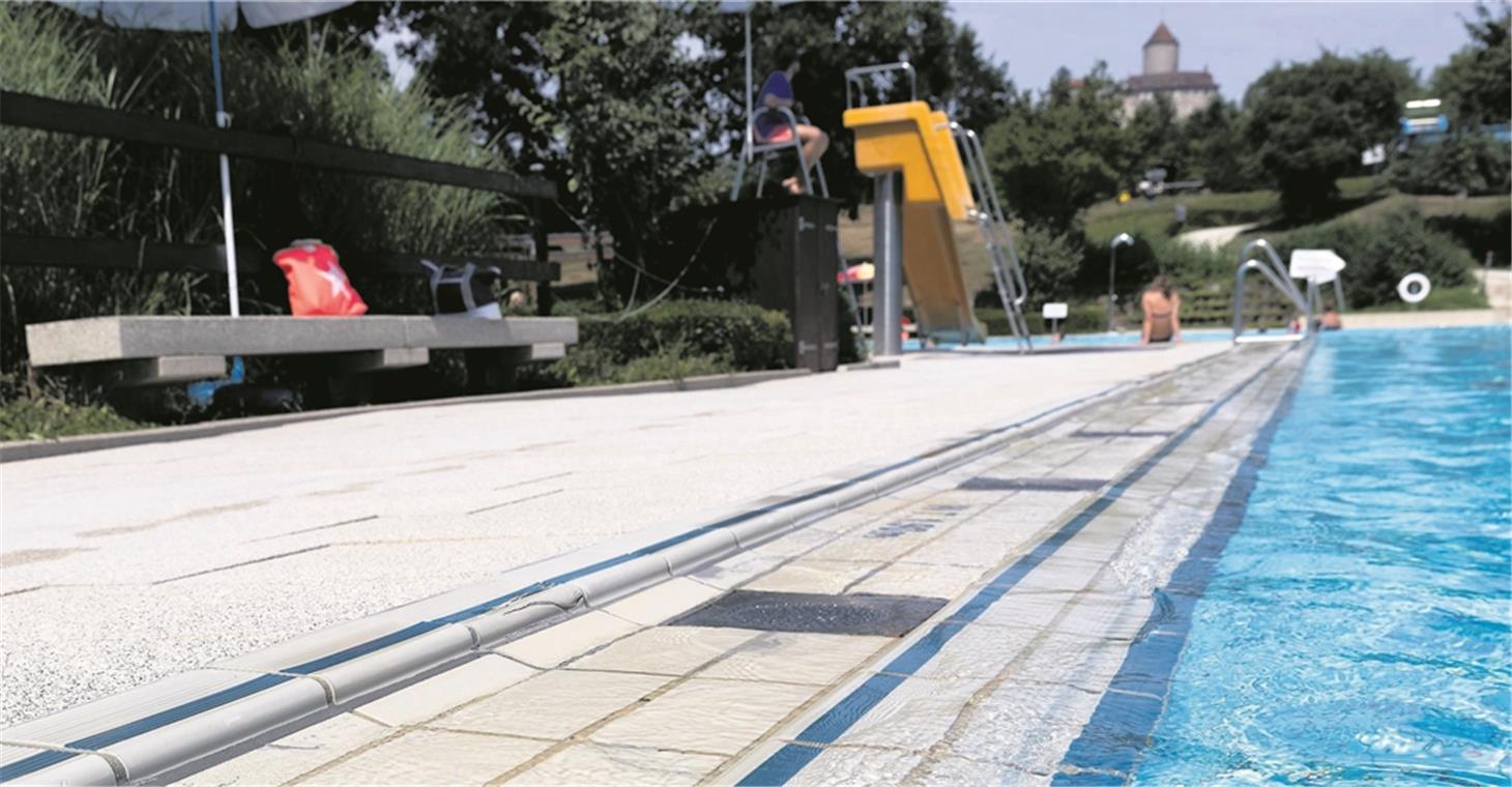 Sanierung des Freibads muss vorerst warten Die Umrandung des Kombibeckens im Freibad Oppenweiler ist in die Jahre gekommen. Eine Firma für die Sanierungsarbeiten zu finden, gestaltet sich aber schwierig. Foto: J. Fiedler