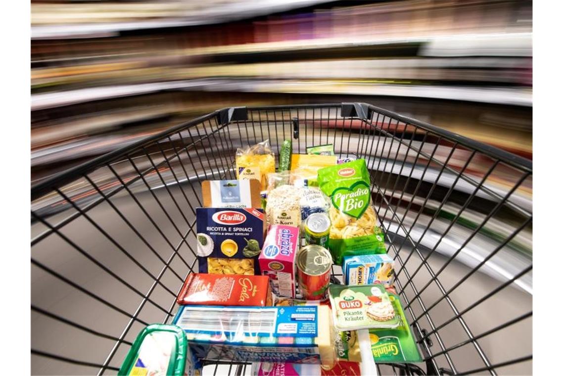 Verband: Lebensmittel-Umsätze in der Krise nicht gestiegen Die Umsätze bei Lebensmitteln sind nach Angaben eines Branchenverbands nicht gestiegen. Foto: Fabian Sommer/dpa