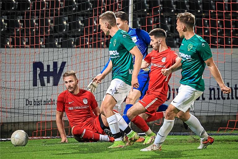 Die umstrittene Szene in der Nachspielzeit, die den möglichen 3:3-Ausgleich der SGOS bedeutet hätte. Foto: Alexander Becher