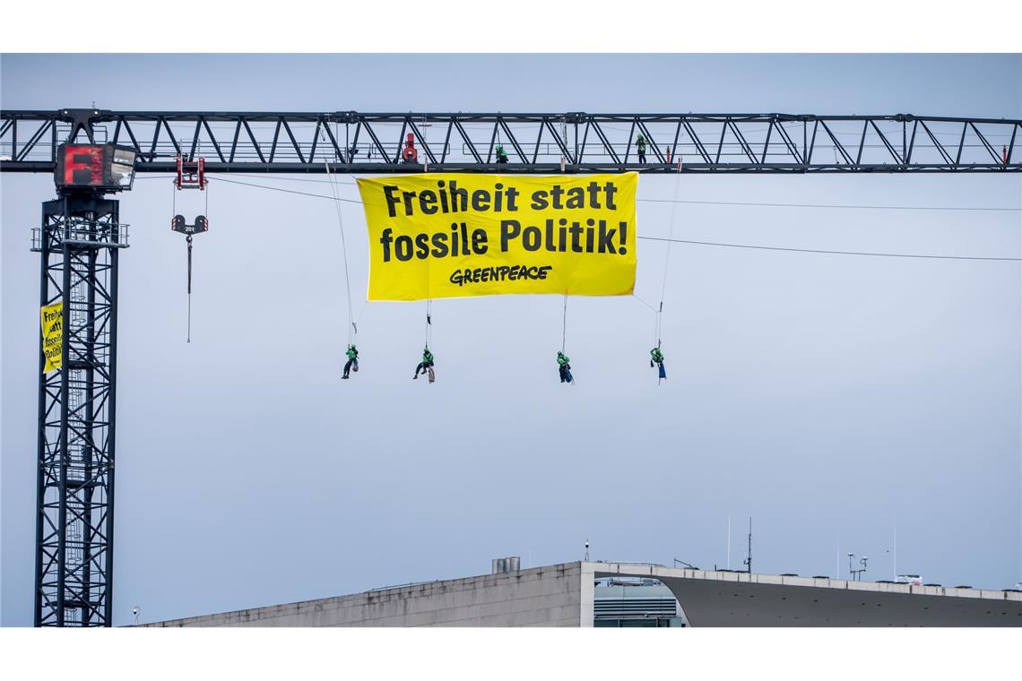 Die Umweltschutzorganisation Greenpeace machte mit einer Aktion vor dem Kanzleramt Druck.