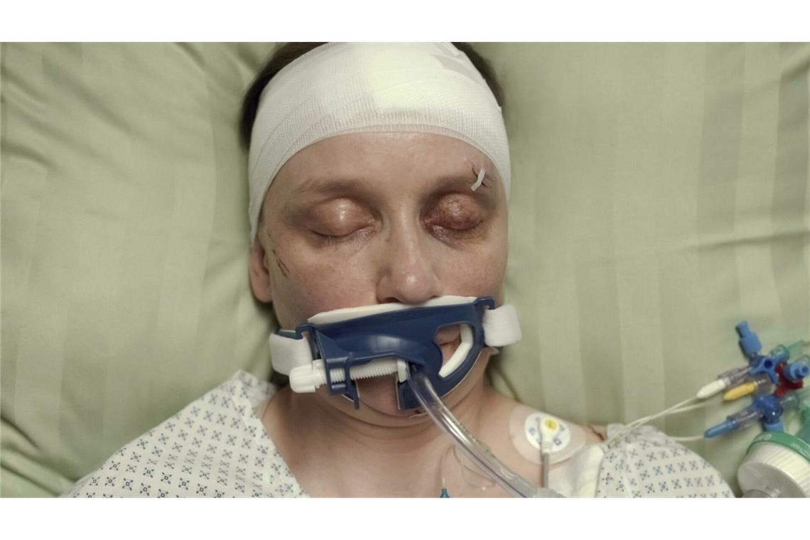 Die Unbekannte (Mareike Sedl) , von der nur der (falsche) Vorname Sarah bekannt ist, liegt nach dem „Unfall“ im Koma.
