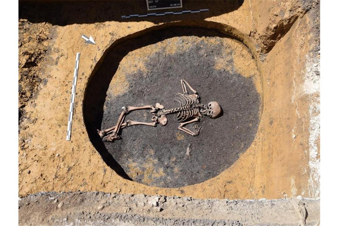 Die undatierte Aufnahme zeigt das Skelett eines Jungen, welches Archäologen im Zuge von Bauarbeiten gefunden haben. Foto: Landesamt für Denkmalpflege/Bayerisches Landesamt für Denkmalpflege/dpa