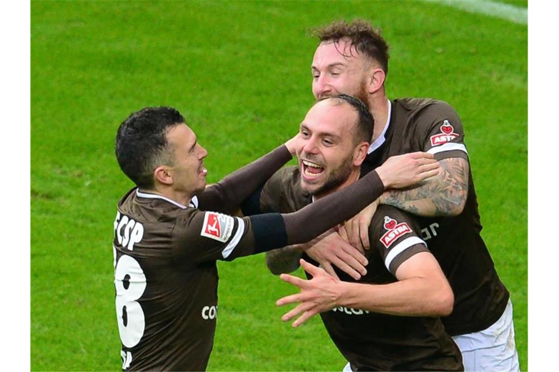 Die Underdogs vom Kiez gewannen auch das zweite Hamburger Derby. Foto: Daniel Bockwoldt/dpa