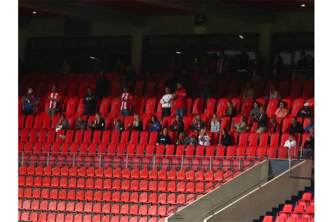 Plötzlich Fans im Stadion bei Relegationsspiel in Heidenheim Die unerlaubte Gruppe an Zuschauern auf der Tribüne der Voith-Arena. Foto: Tom Weller/dpa