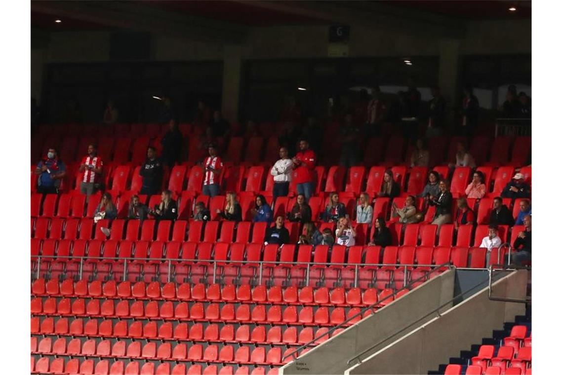 Die unerlaubte Gruppe an Zuschauern auf der Tribüne der Voith-Arena. Foto: Tom Weller/dpa