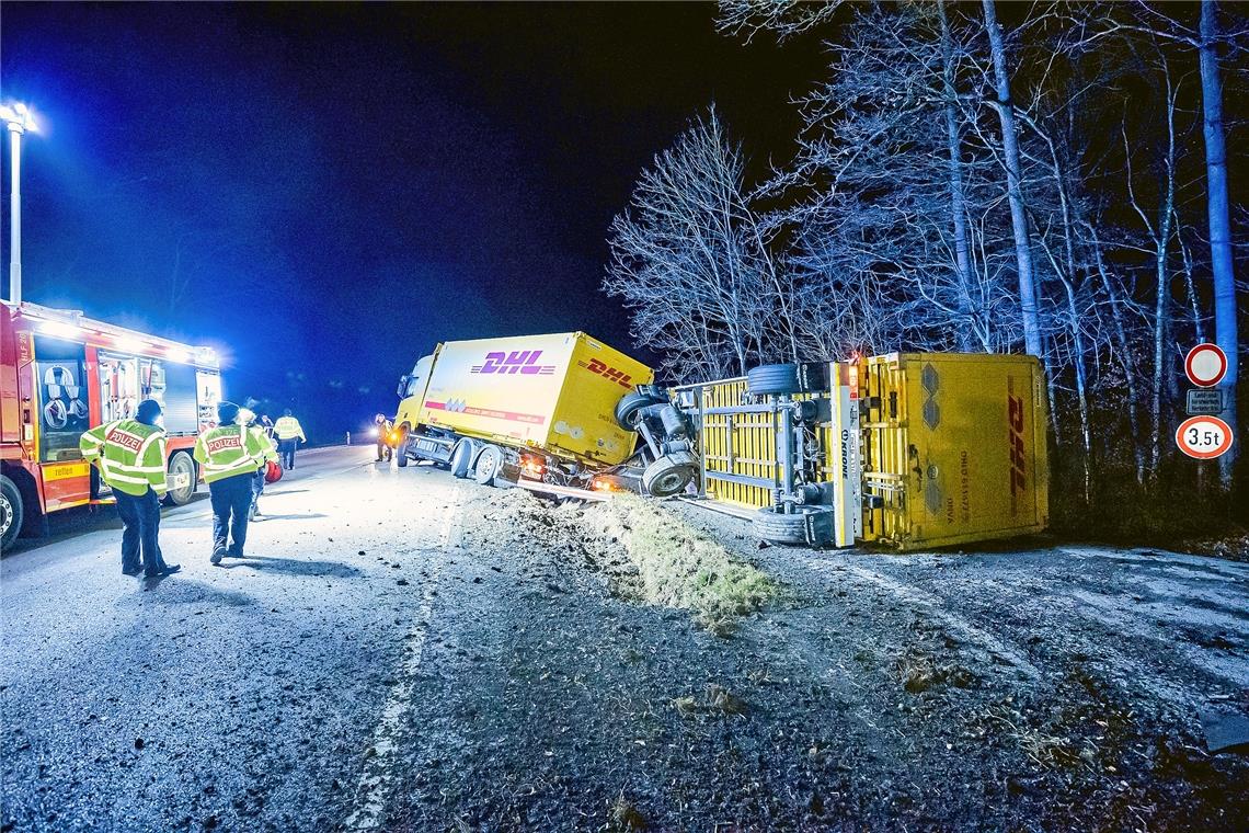 Lastwagen aus noch unbekanntem Grund verunglückt Die Unfallaufnahme und Bergung des Lasters auf der L 1115 dauerte einige Stunden. Foto: KS-Images.de/K. Schmalz