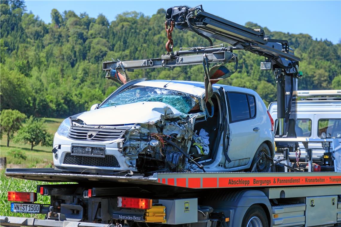 Schwerer Unfall in Murrhardt Die Unfallfahrzeuge mussten abgeschleppt werden. Foto: Stefan Bossow