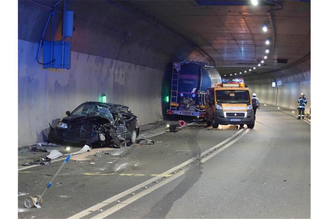 Die Unfallfahrzeuge nach dem Unfall im Einhorntunnel. Foto: Andreas Rosar