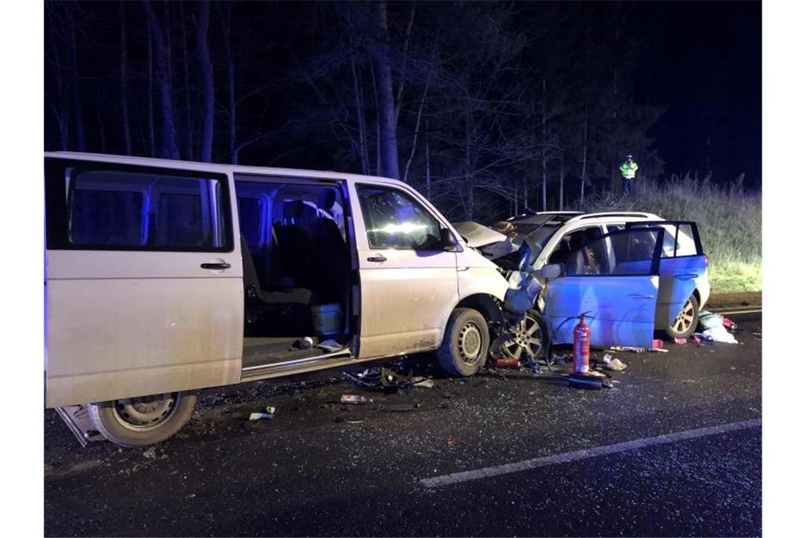 Transporter rammt Familienauto: Mutter und zwei Kinder tot