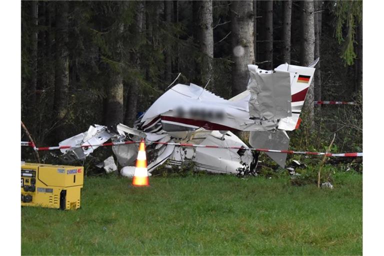 Die Unfallstelle, an der das abgestürzte Flugzeug an einem Waldrand liegt, ist abgesperrt. Foto: Nicolas Schäfers/dpa