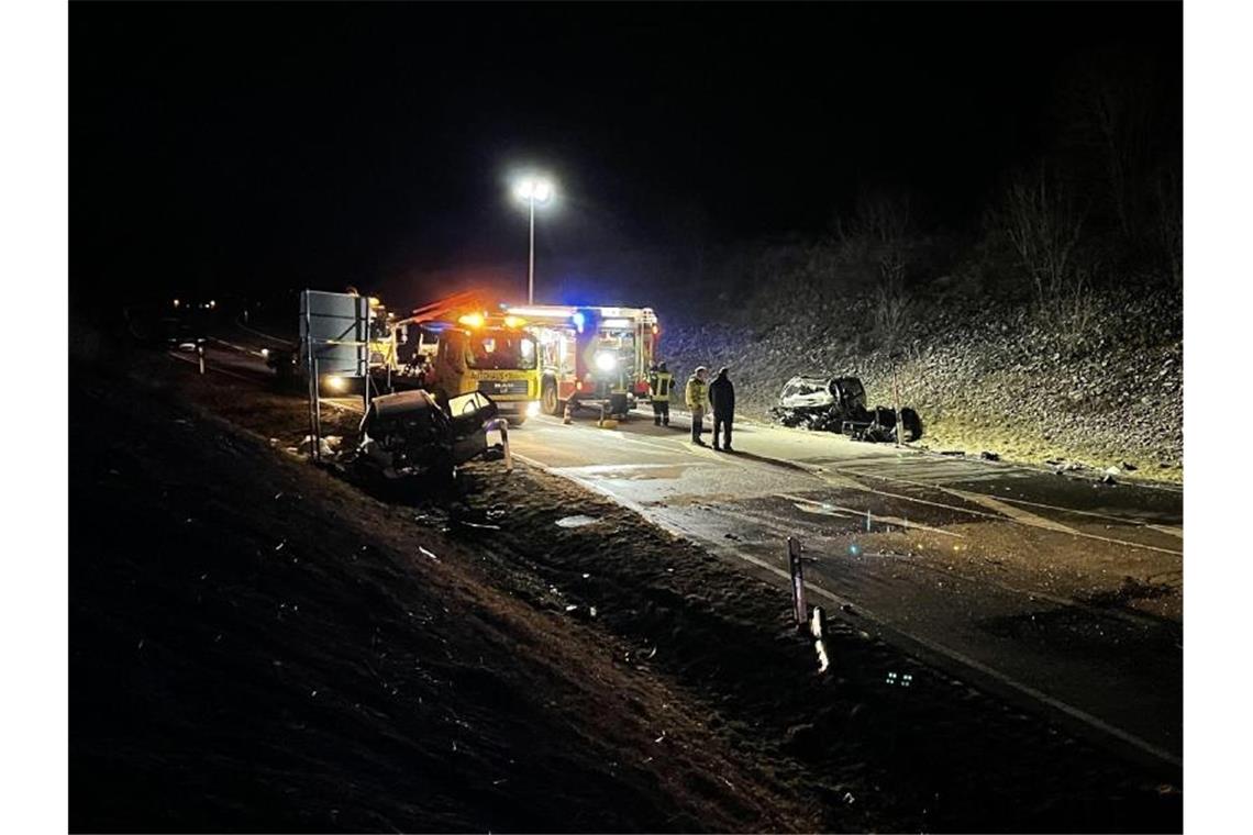 Drei Menschen sterben bei Verkehrsunfall nahe Horb am Neckar Die Unfallstelle: Bei dem schweren Verkehrsunfall im Landkreis Freudenstadt kommen drei Menschen ums Leben. Foto: Sdmg / Schulz/dpa