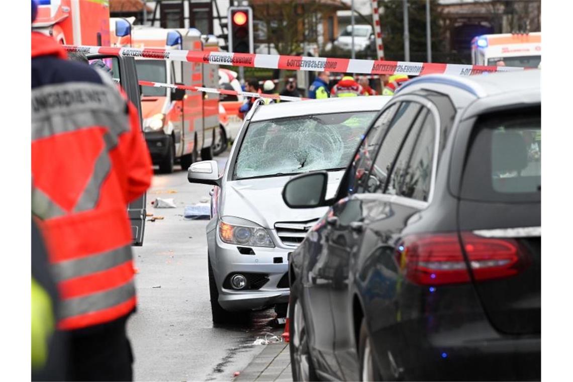 Die Unfallstelle in Volkmarsen mit dem Auto, das in einen Karnevalsumzug gefahren war. Foto: Uwe Zucchi/dpa