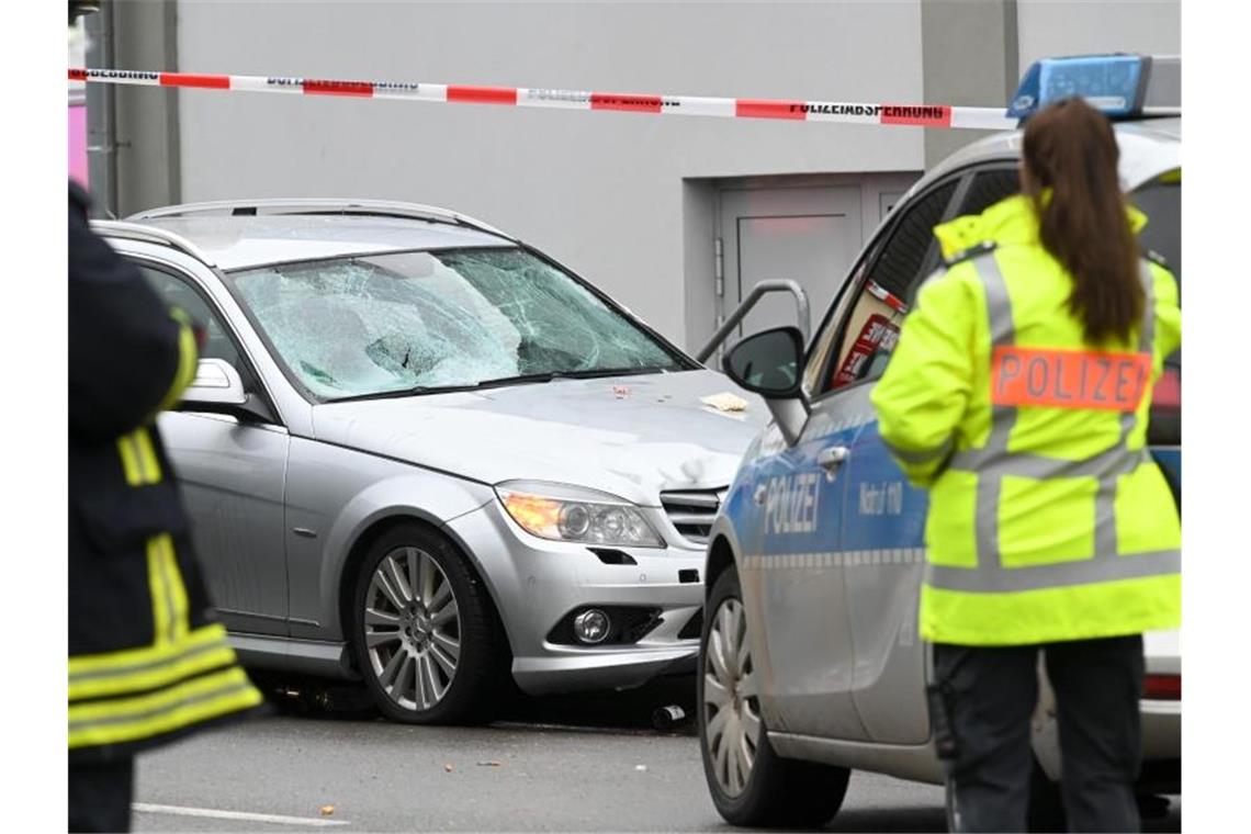Auto fährt in Nordhessen in Karnevalsumzug - 30 Verletzte