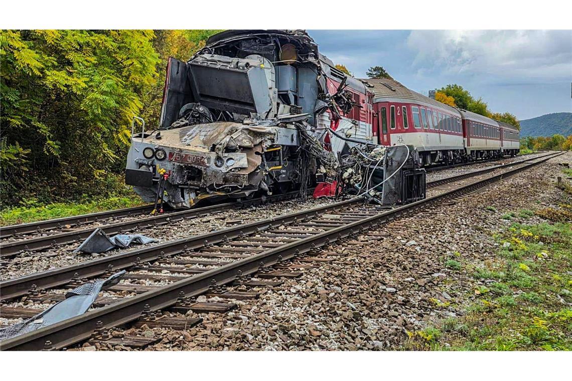 Viele Verletzte bei Zugkollision in der Slowakei Die Unfallstelle nach dem Zusammenstoß zweier Schnellzüge.