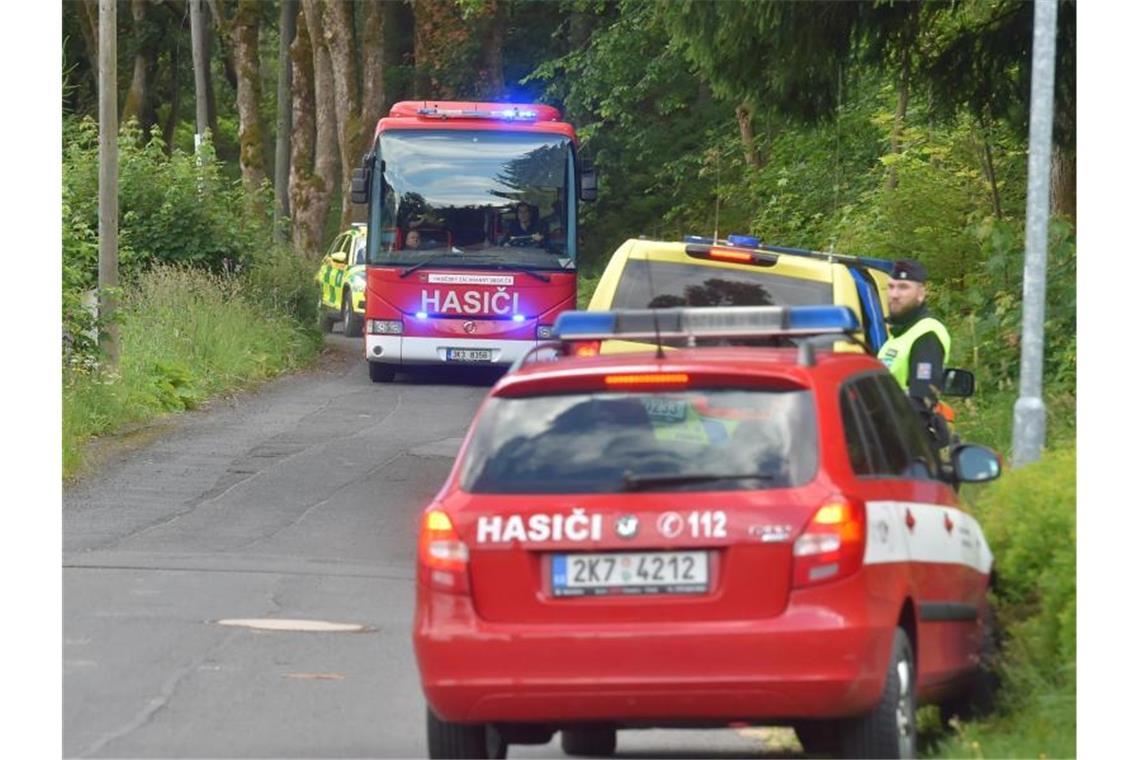 Zugunglück: Tote und Verletzte im tschechischen Grenzgebiet Die Unglücksstelle in einem Waldstück zwischen Pernink und Nove Hamry ist für die Rettungskräfte nur schwer zugänglich. Foto: Slavomír Kube/CTK/dpa