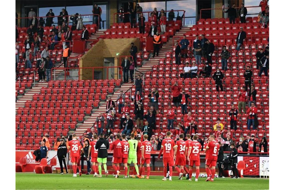 Die Union-Fans feiern den Testspielsieg gegen Nürnberg. Foto: Matthias Koch/dpa