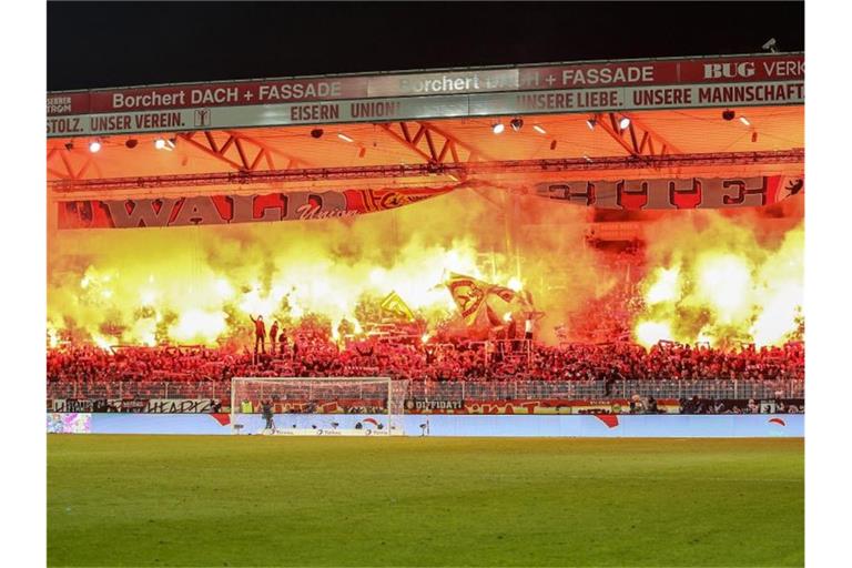 Die Union-Fans standen dem Feuerwerk der Hertha-Anhänger in Nichts nach. Foto: Andreas Gora/dpa