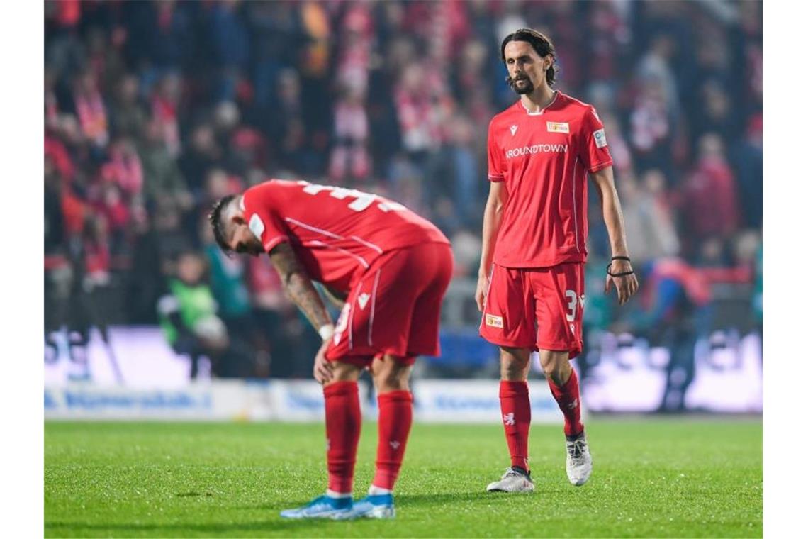 Wenn Komplimente nerven: Union verliert gegen Eintracht Die Union-Spieler Robert Andrich (l) und Neven Subotic waren nach der 1:2-Niederlage gegen Eintracht Frankfurt enttäuscht. Foto: Tom Weller